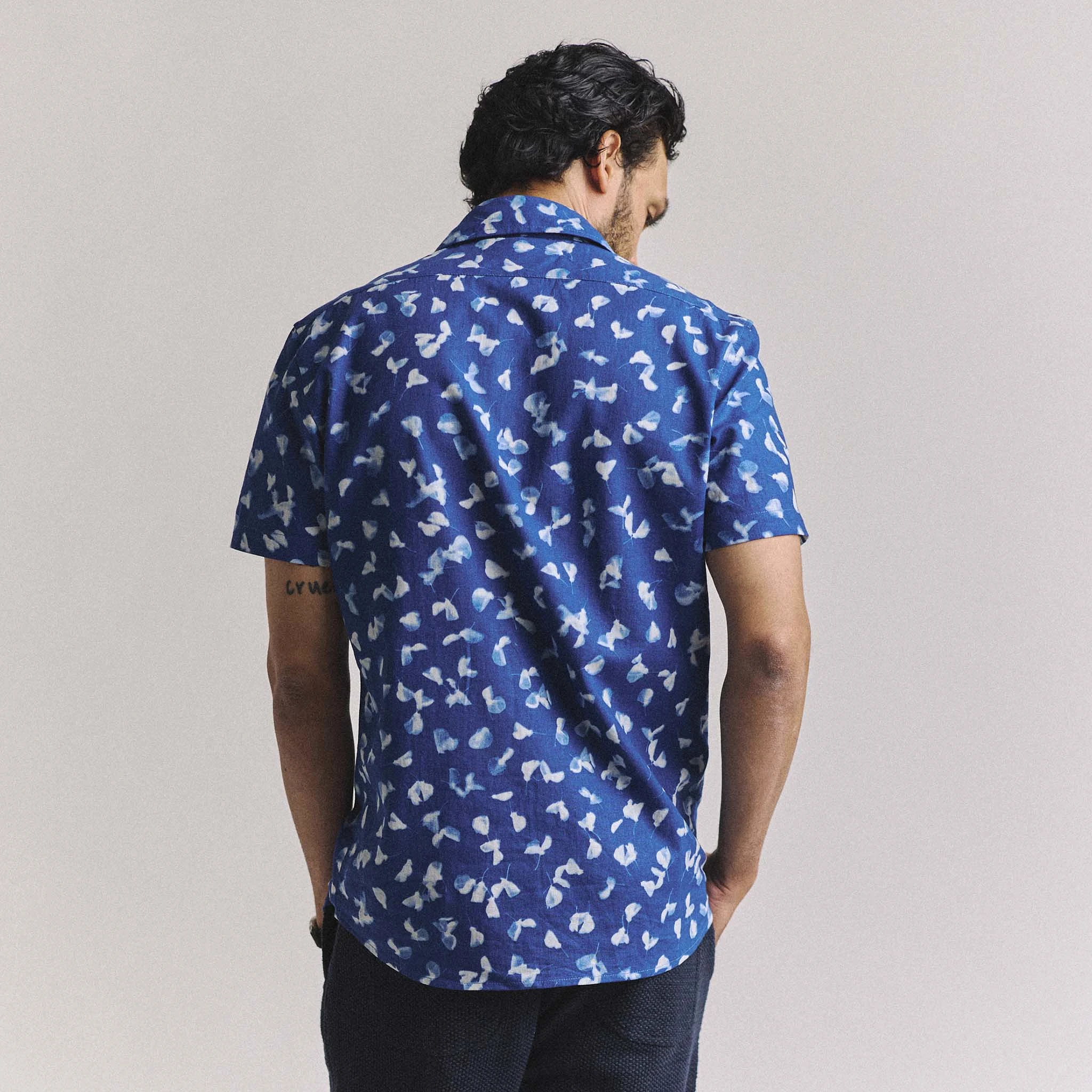 The Short Sleeve California in Dark Navy Ginkgo