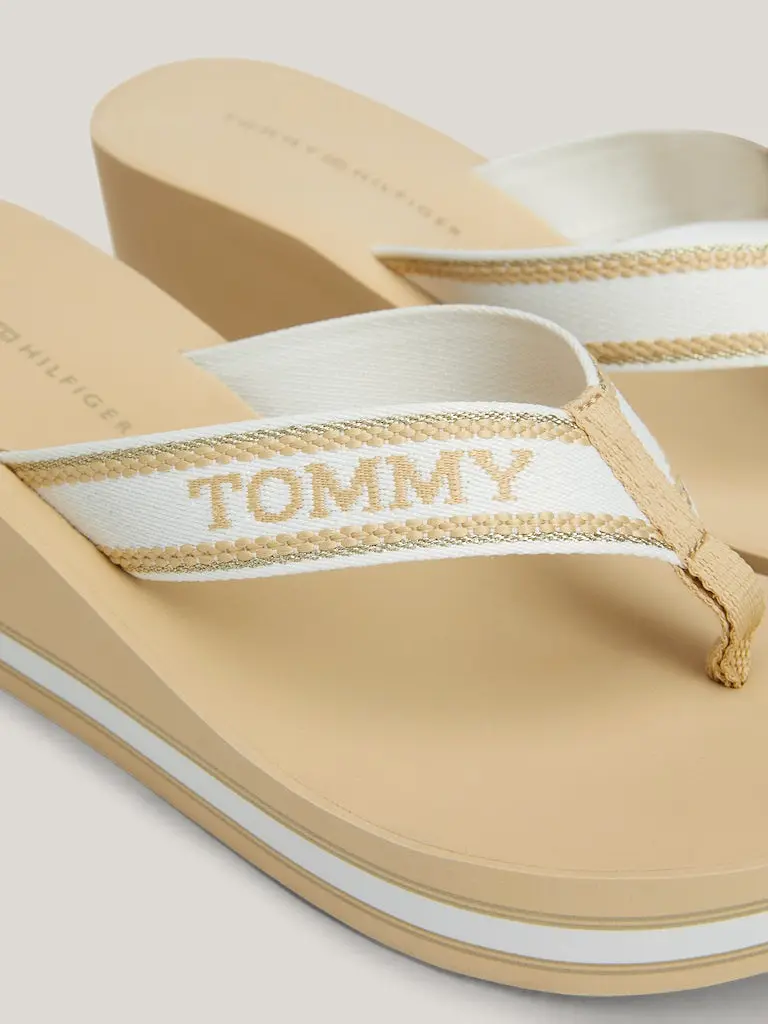 TOMMY HILFIGER High Wedge Flip Flop Harvest Wheat